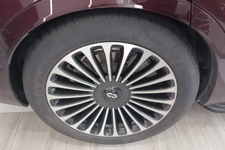 Used Hima AITO M9 2025 Extended-Range Ultra Version 52 kWh 6-Seater Right Rear Wheel Hub