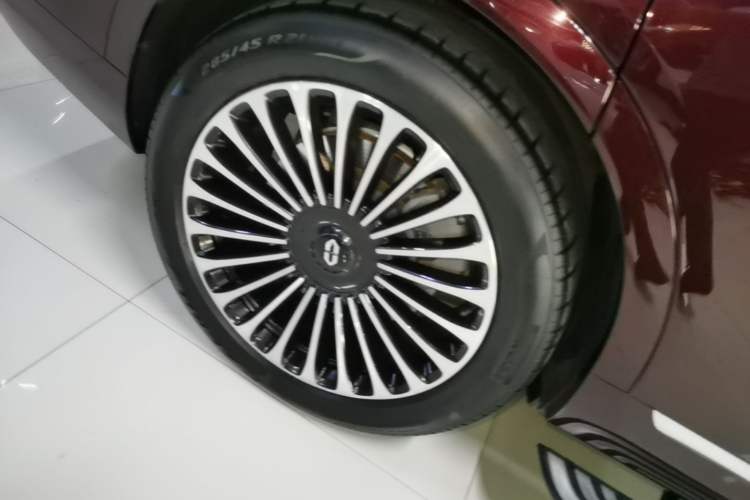 Used Hima AITO M9 2025 Extended-Range Ultra Version 52 kWh 6-Seater Right Rear Wheel Hub