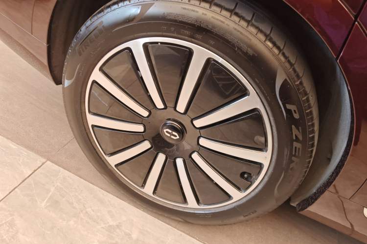 Used Hima AITO M9 2025 Extended-Range Ultra Version 52 kWh 6-Seater Right Rear Wheel Hub