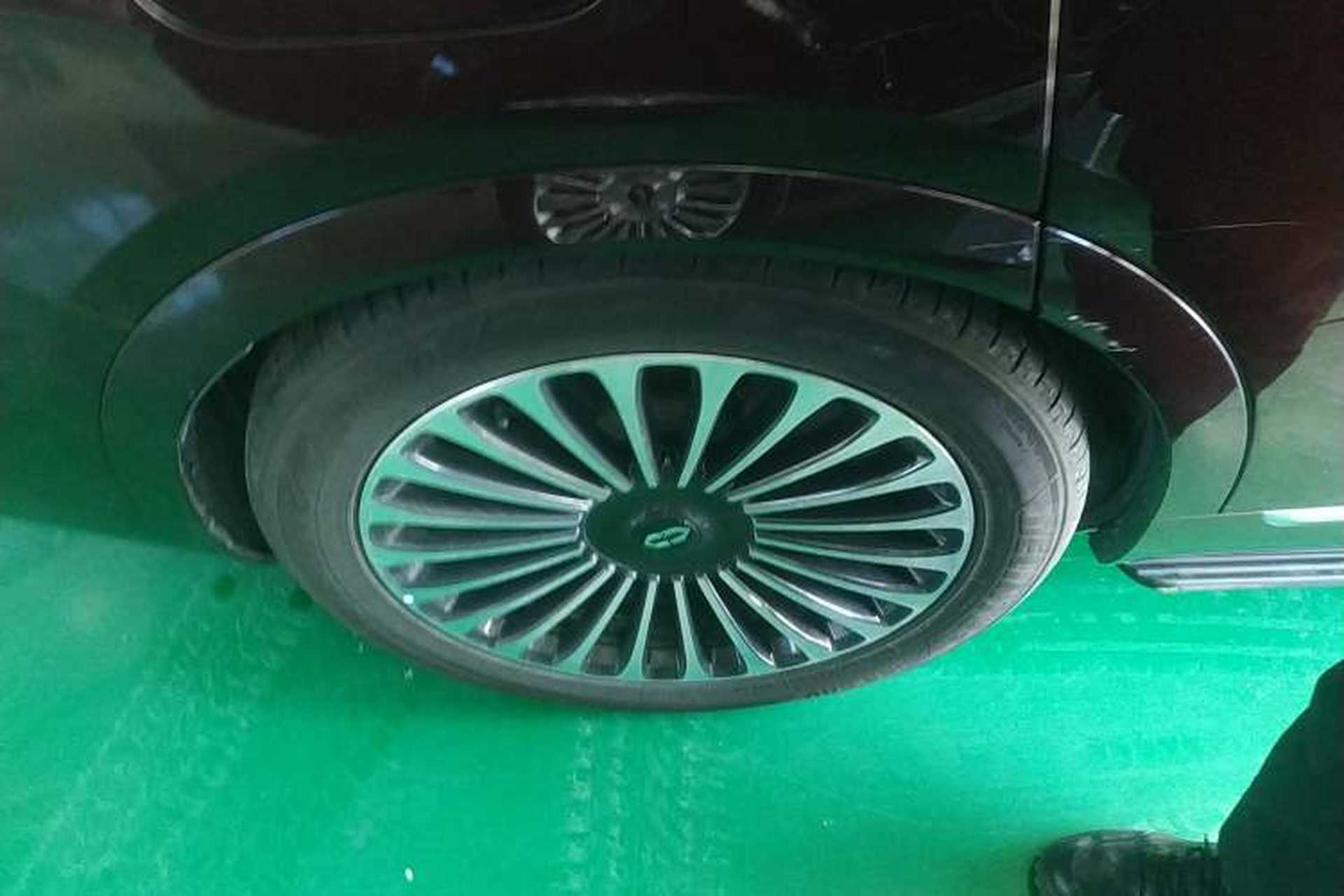 Used Hima AITO M9 2025 Extended-Range Ultra Version 52 kWh 6-Seater Right Rear Wheel Hub