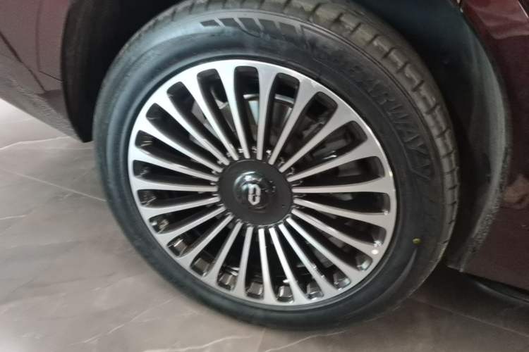 Used Hima AITO M9 2025 Extended-Range Ultra Version 52 kWh 6-Seater Right Rear Wheel Hub