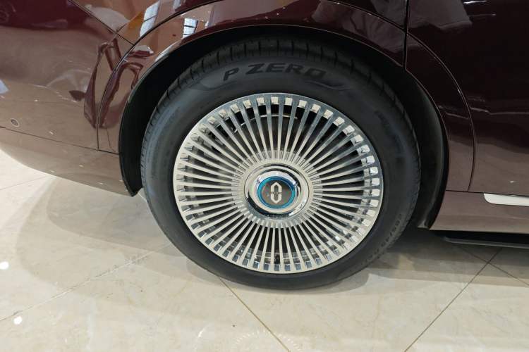 Used Hima AITO M9 2025 Extended-Range Ultra Version 52 kWh 5-Seater Edition Right Rear Wheel Hub