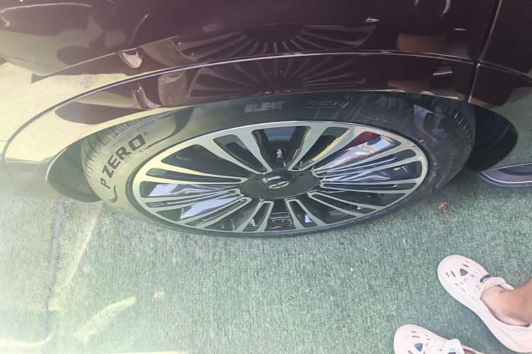 Used Hima AITO M9 2025 Pure Electric Ultra Version 100 kWh 6-Seater Model Right Rear Wheel Hub
