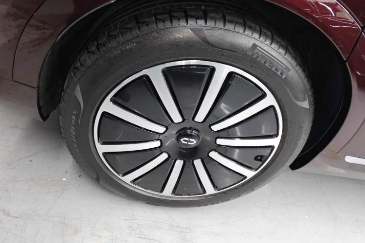 Used Hima AITO M9 2025 Extended-Range Ultra Version 52 kWh 6-Seater Right Rear Wheel Hub