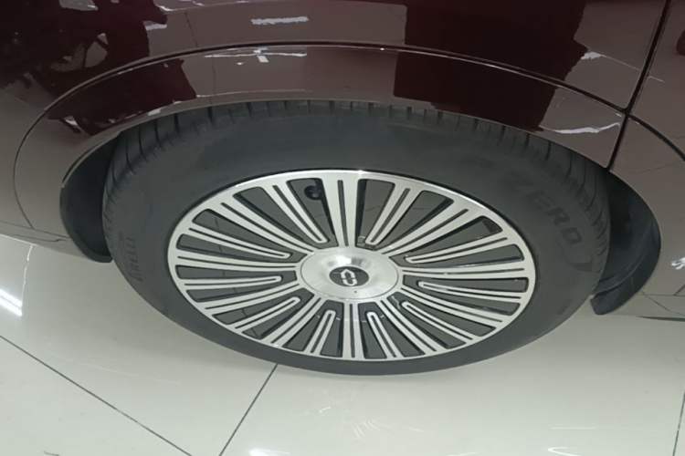 Used Hima AITO M9 2025 Extended-Range Ultra Version 52 kWh 6-Seater Right Rear Wheel Hub
