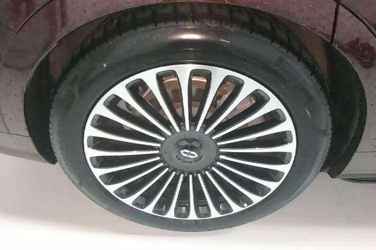 Used Hima AITO M9 2025 Extended-Range Ultra Version 52 kWh 6-Seater Right Rear Wheel Hub