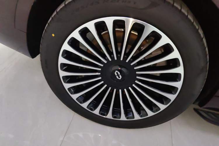 Used Hima AITO M9 2025 Extended-Range Ultra Version 52 kWh 6-Seater Right Rear Wheel Hub