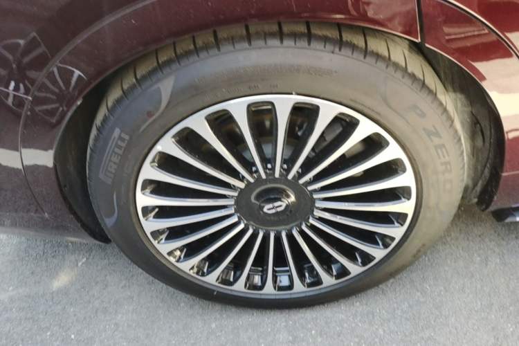 Used Hima AITO M9 2025 Extended-Range Ultra Version 52 kWh 6-Seater Right Rear Wheel Hub