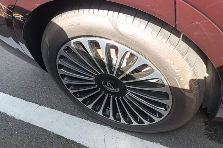 Used Hima AITO M9 2025 Extended-Range Ultra Version 52 kWh 6-Seater Right Rear Wheel Hub