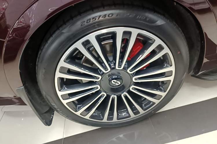 Used Hima AITO M9 2025 Extended-Range Ultra Version 52 kWh 6-Seater Right Rear Wheel Hub