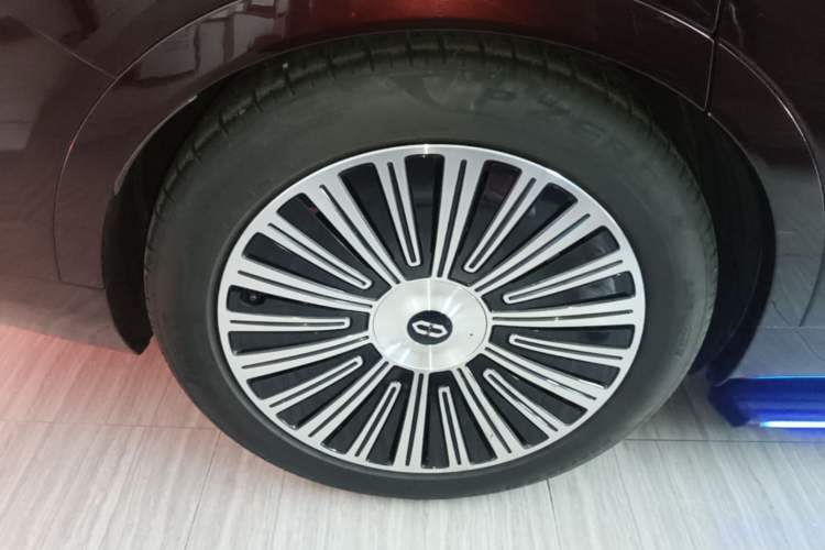Used Hima AITO M9 2025 Extended-Range Max Version 52 kWh 6-Seater Edition Right Rear Wheel Hub