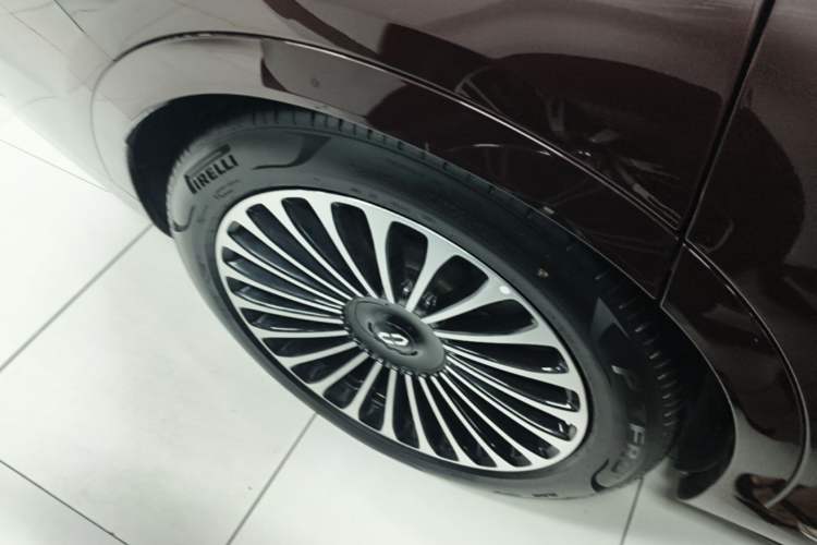 Used Hima AITO M9 2025 Extended-Range Ultra Version 52 kWh 6-Seater Right Rear Wheel Hub