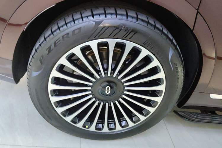 Used Hima AITO M9 2025 Extended-Range Ultra Version 52 kWh 6-Seater Right Rear Wheel Hub