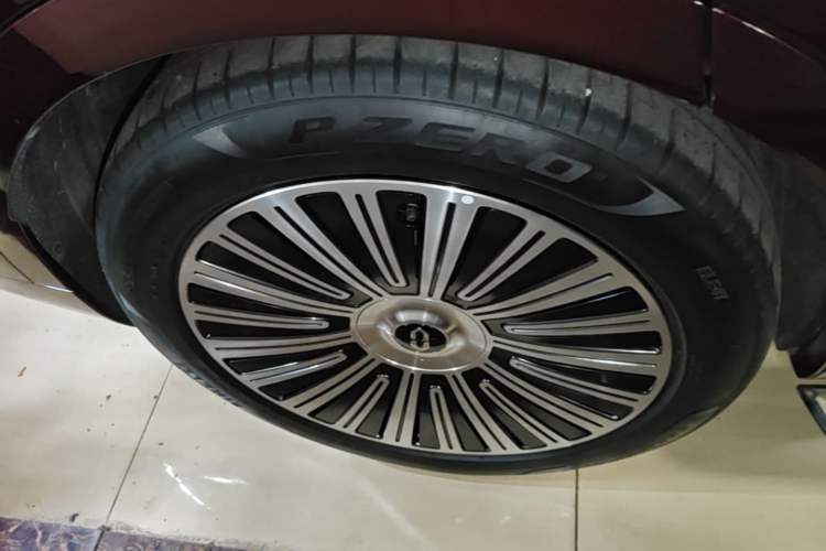 Used Hima AITO M9 2025 Extended-Range Ultra Version 52 kWh 6-Seater Right Rear Wheel Hub