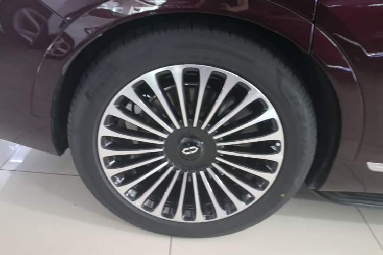Used Hima AITO M9 2025 Extended-Range Ultra Version 52 kWh 6-Seater Right Rear Wheel Hub