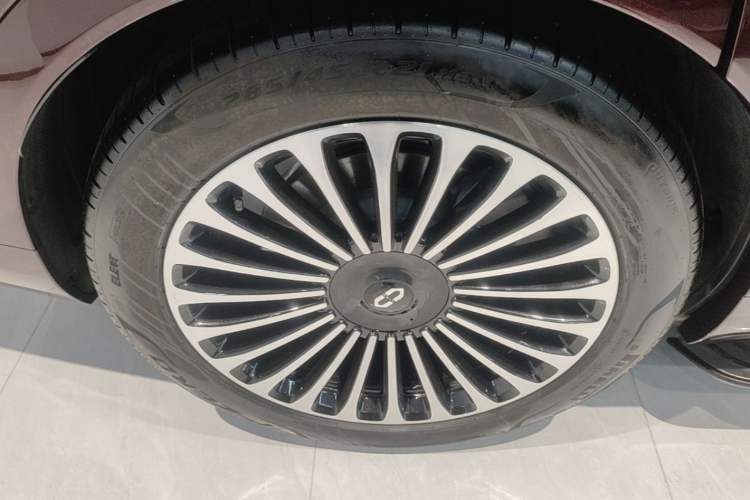 Used Hima AITO M9 2025 Extended-Range Ultra Version 52 kWh 6-Seater Right Rear Wheel Hub