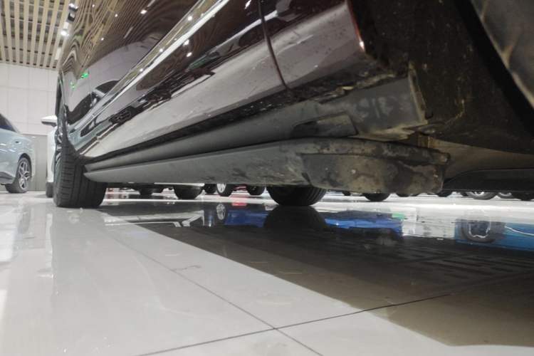 Used Hima AITO M9 2025 Extended-Range Ultra Version 52 kWh 6-Seater Right Side Sill