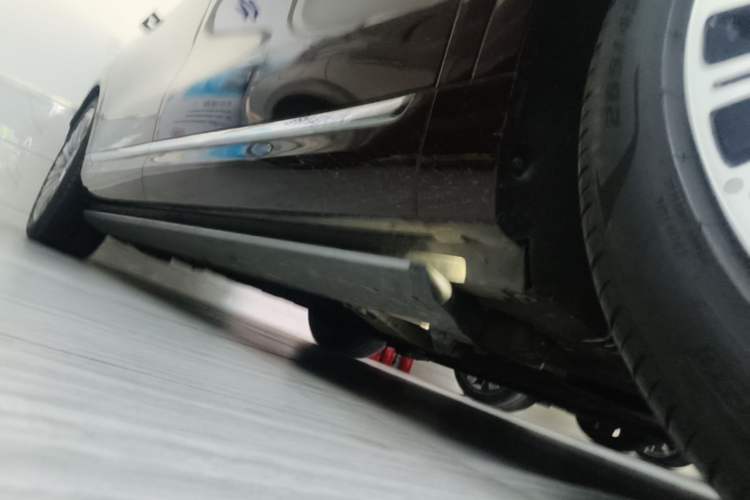 Used Hima AITO M9 2025 Extended-Range Max Version 52 kWh 6-Seater Edition Right Side Sill
