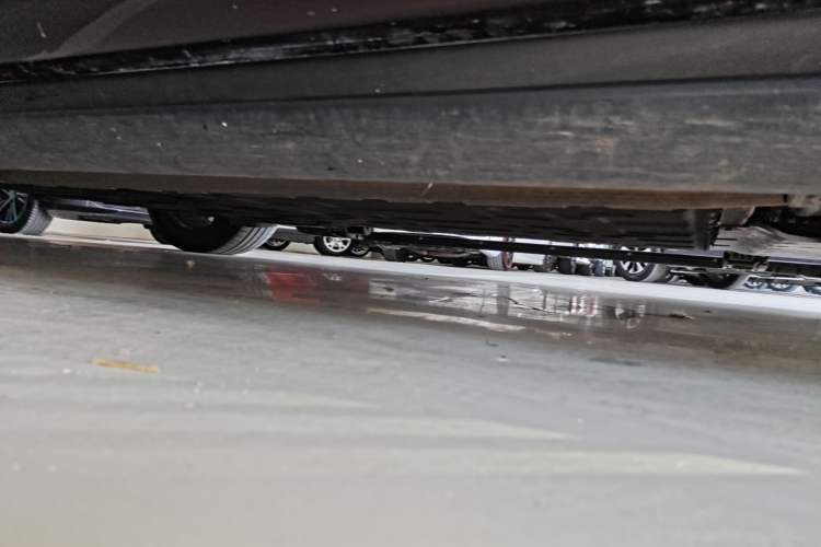 Used Hima AITO M9 2025 Extended-Range Ultra Version 52 kWh 6-Seater Right Side Sill