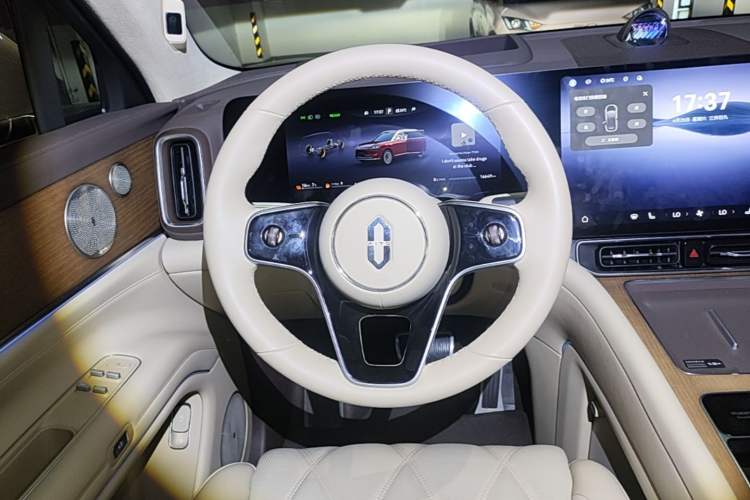 Used Hima AITO M9 2025 Extended-Range Ultra Version 52 kWh 6-Seater Steering Wheel