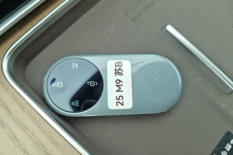 Used Hima AITO M9 2025 Extended-Range Ultra Version 52 kWh 6-Seater Vehicle Key