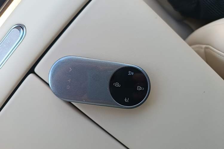 Used Hima AITO M9 2025 Extended-Range Ultra Version 52 kWh 6-Seater Vehicle Key