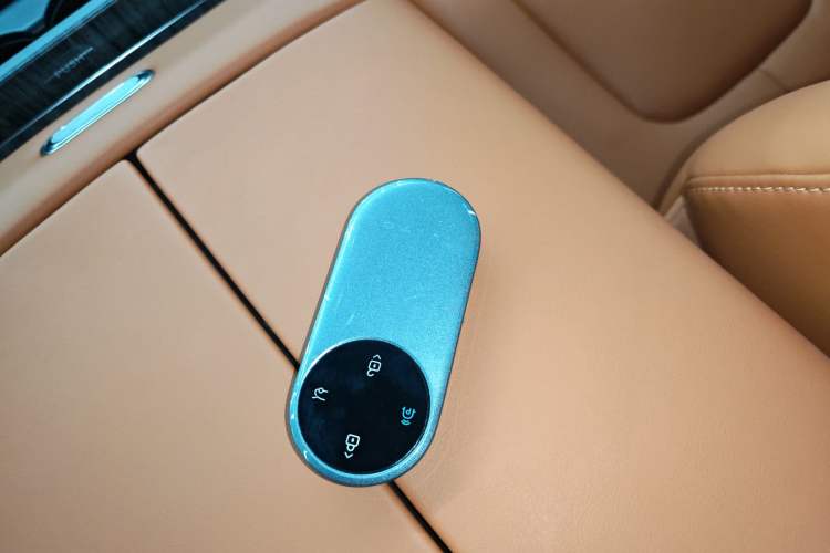 Used Hima AITO M9 2025 Extended-Range Ultra Version 52 kWh 6-Seater Vehicle Key