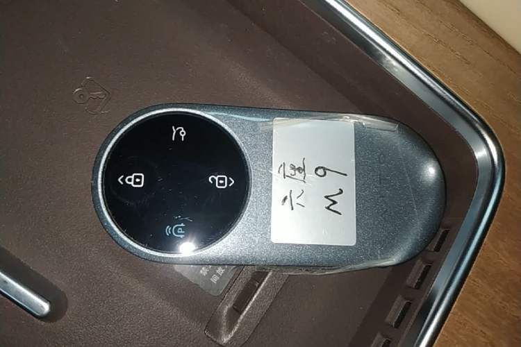 Used Hima AITO M9 2025 Extended-Range Ultra Version 52 kWh 6-Seater Vehicle Key