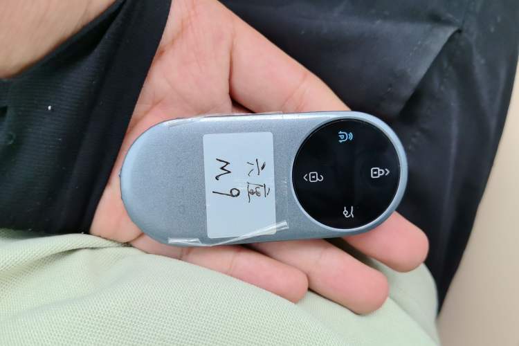 Used Hima AITO M9 2025 Extended-Range Ultra Version 52 kWh 6-Seater Vehicle Key
