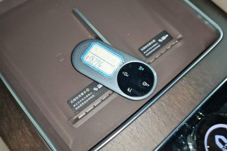 Used Hima AITO M9 2025 Extended-Range Ultra Version 52 kWh 5-Seater Edition Vehicle Key