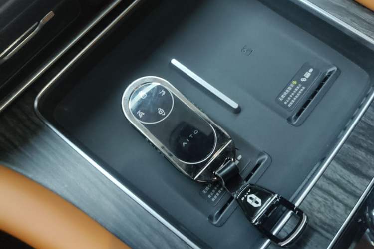 Used Hima AITO M9 2025 Extended-Range Max Version 52 kWh 6-Seater Edition Vehicle Key