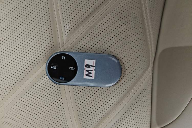 Used Hima AITO M9 2025 Extended-Range Ultra Version 52 kWh 6-Seater Vehicle Key