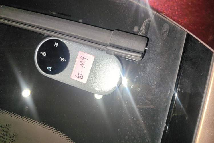Used Hima AITO M9 2025 Extended-Range Ultra Version 52 kWh 6-Seater Vehicle Key