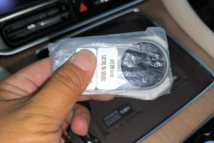 Used Hima AITO M9 2025 Extended-Range Ultra Version 52 kWh 6-Seater Vehicle Key