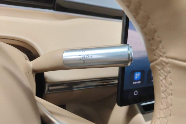 Used Hima Luxeed R7 2024 All-Electric 667 km Max Gear Lever