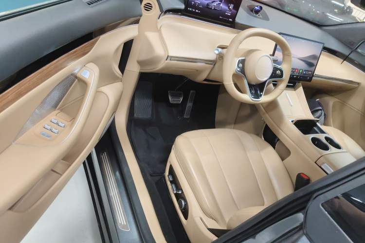 Used Hima Luxeed R7 2024 All-Electric 667 km Max Interior 3