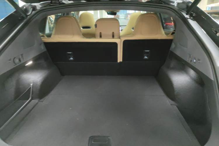 Used Hima Luxeed R7 2024 All-Electric 667 km Max Trunk
