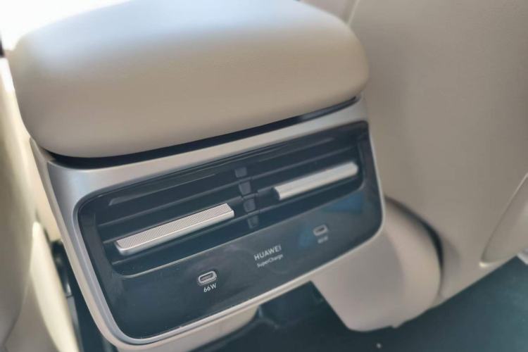 Used Hima Luxeed R7 2024 All-Electric 802 km Max Interior 11