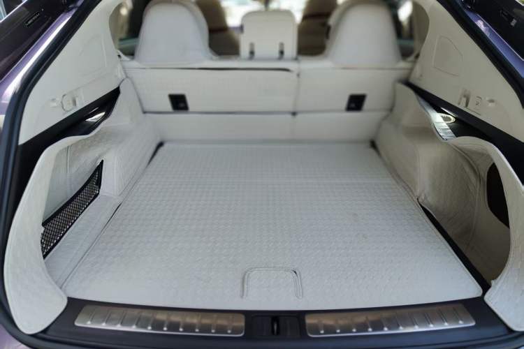 Used Hima Luxeed R7 2024 All-Electric 802 km Max Interior 14