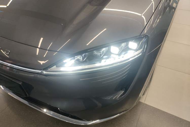 Used Hima Luxeed R7 2024 All-Electric 736 km Ultra Left Front Headlight