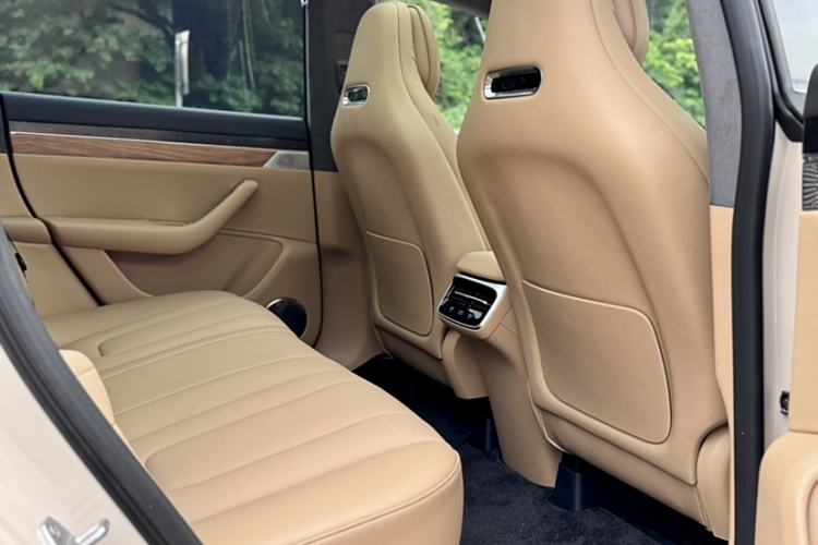 Used Hima Luxeed R7 2025 Range-Extended Version 251 km Max Interior 1