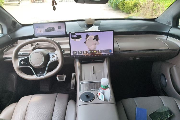 Used Hima Luxeed R7 2024 All-Electric 736 km Ultra Center Console