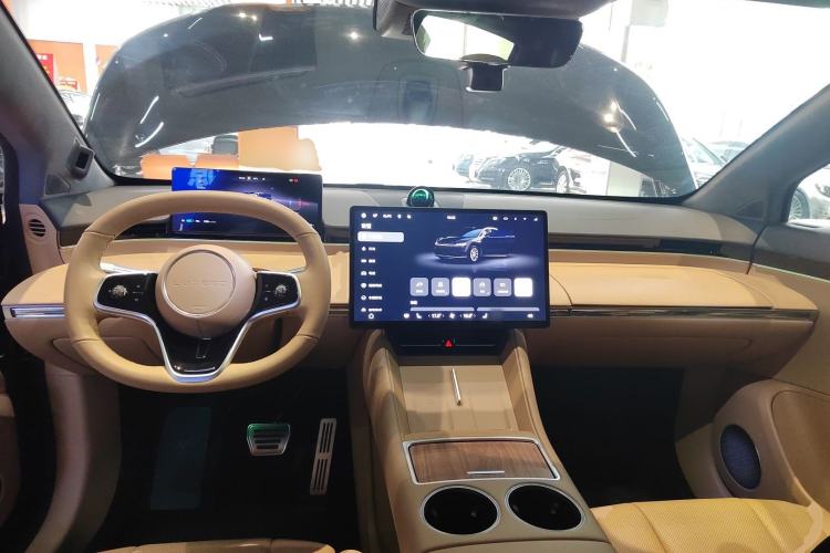 Used Hima Luxeed R7 2024 All-Electric 736 km Ultra Center Console