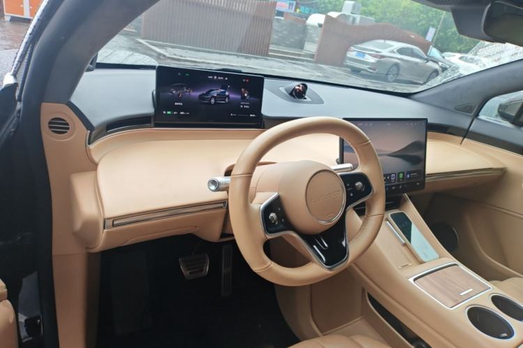 Used Hima Luxeed R7 2024 All-Electric 736 km Ultra Center Console