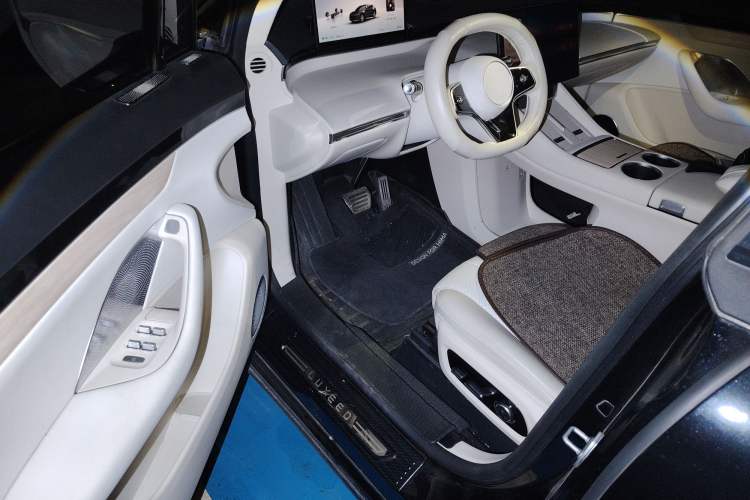Used Hima Luxeed R7 2024 All-Electric 802 km Max Driver Seat