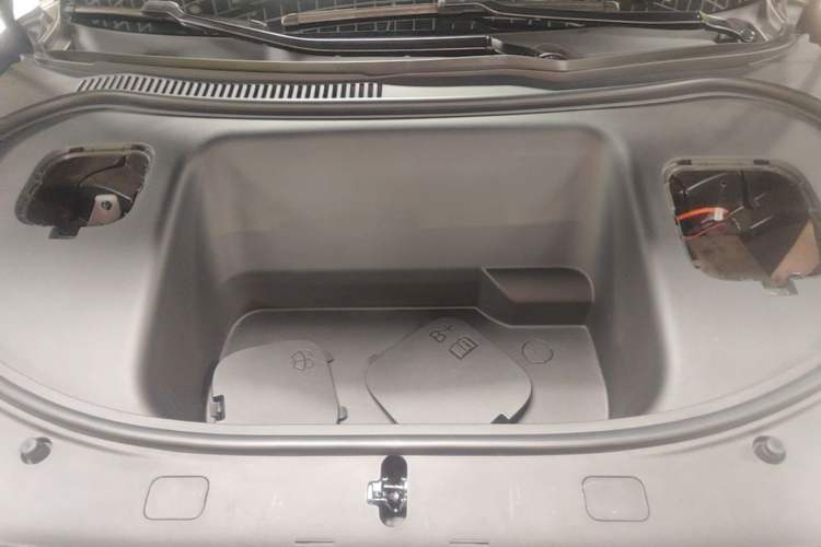Used Hima Luxeed R7 2024 All-Electric 802 km Max Engine Bay