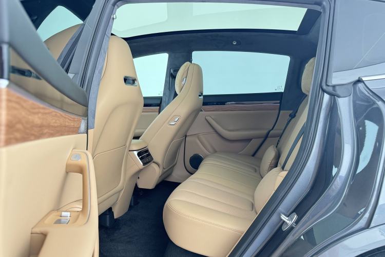 Used Hima Luxeed R7 2024 All-Electric 667 km Max Interior 5