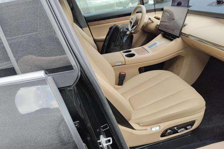 Used Hima Luxeed R7 2024 All-Electric 736 km Ultra Right Front Seat