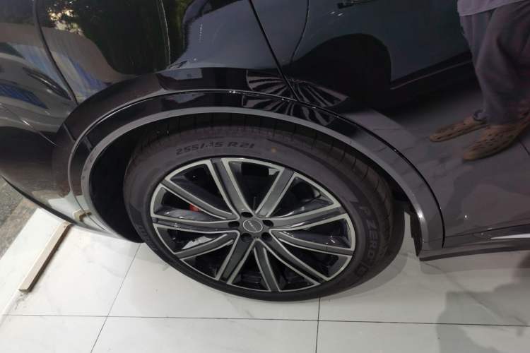 Used Hima Luxeed R7 2024 All-Electric 736 km Ultra Right Rear Wheel Hub