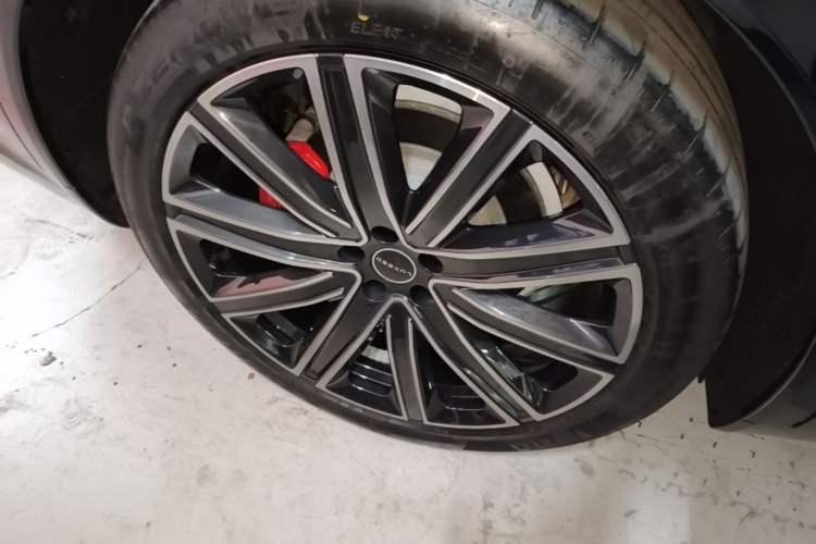 Used Hima Luxeed R7 2024 All-Electric 736 km Ultra Right Rear Wheel Hub